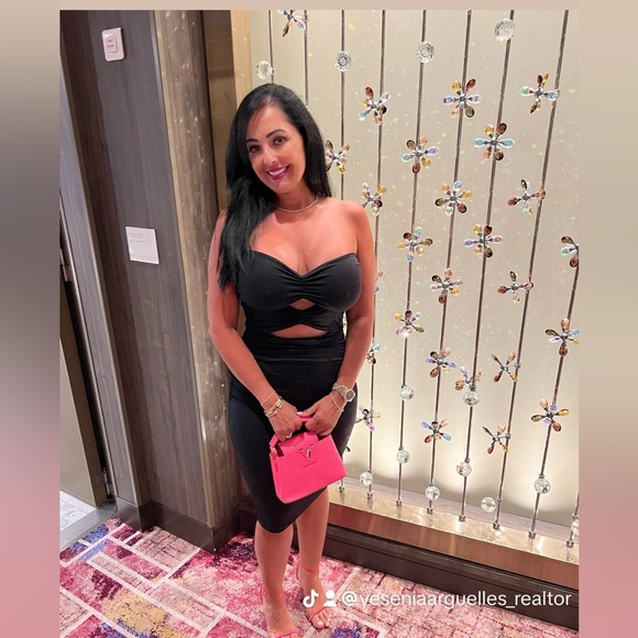 SOLD —-LV Mini Hot Pink Capucines -small - Picture 4 of 4